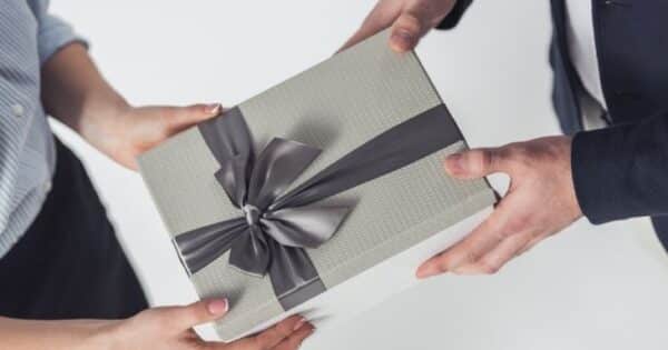Benefits of Giving Personalized Gifts To Employees